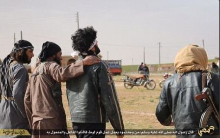 İŞİD geyləri əvvəl qucaqladı, sonra öldürdü - FOTOLAR